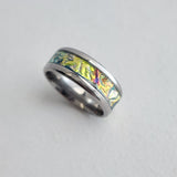 Dichroic resin ring with yellow, orange, and green color-shifting effect